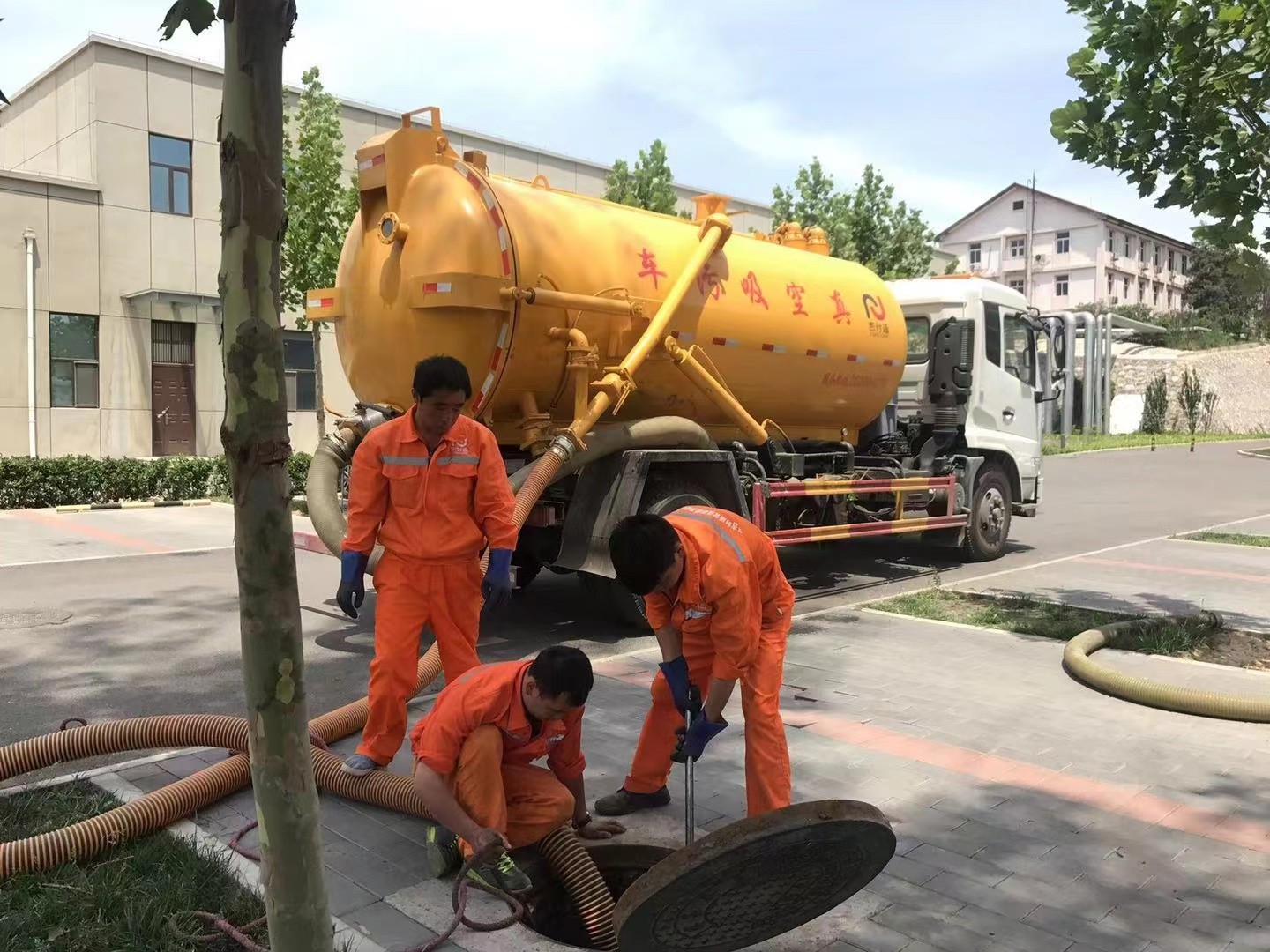 通海管道疏通车停在窨井附近