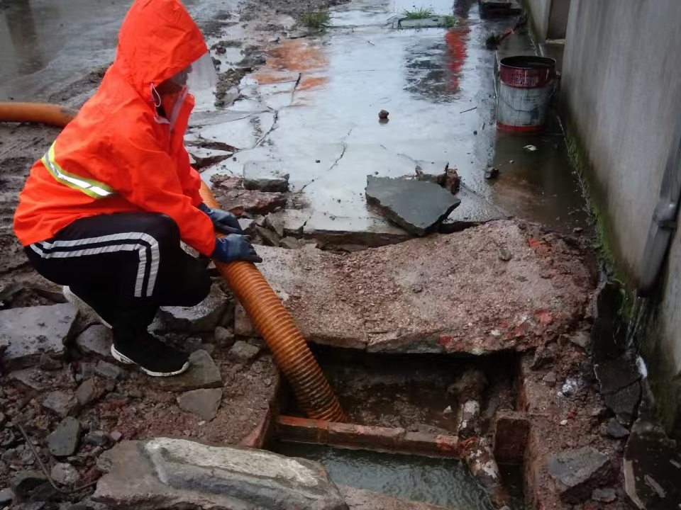 通海专业清理污水池 炜誉市政以规范流程守护城市 “肠道”